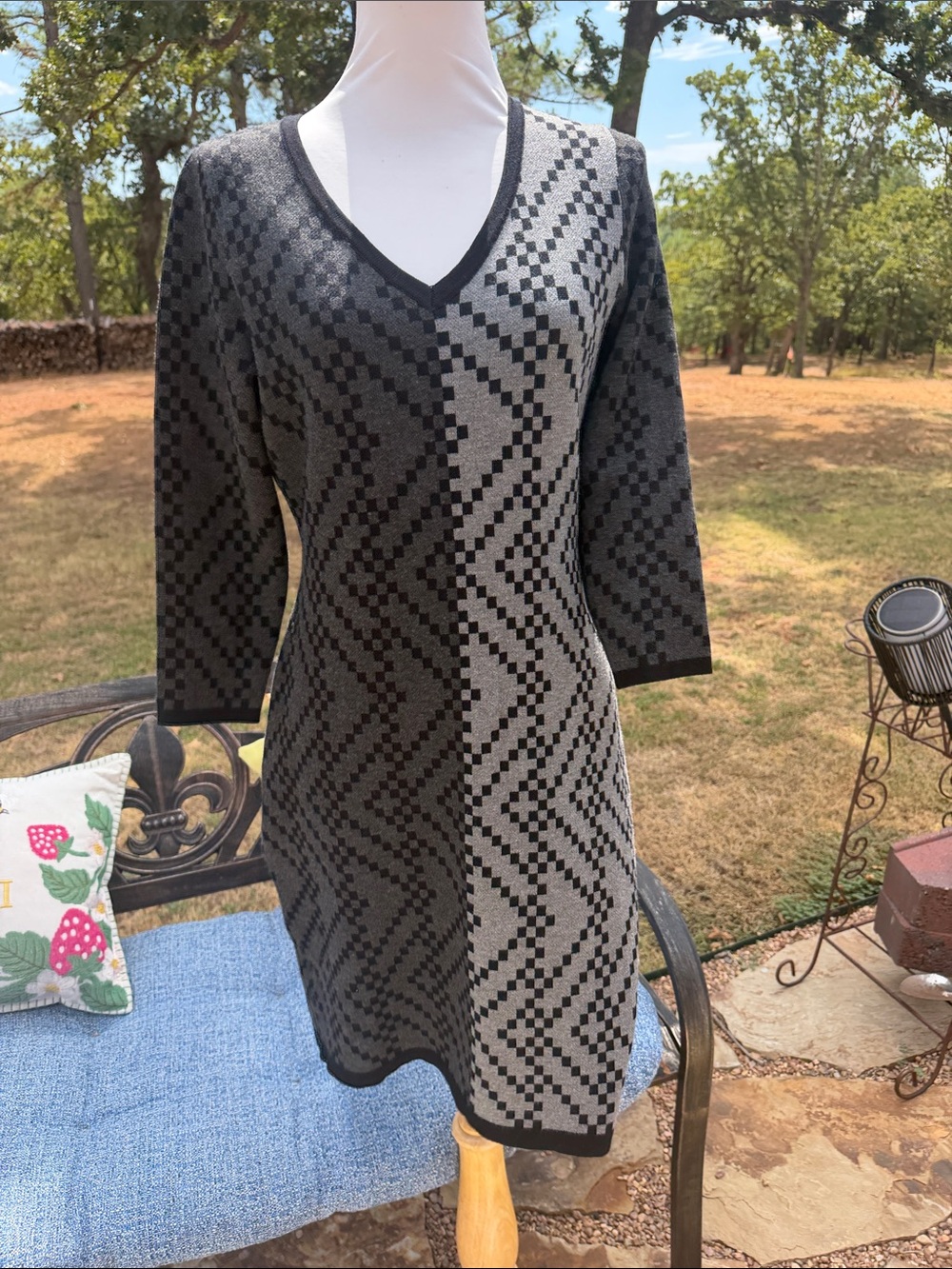 NWOT MELONIE / Classic Black and Gray V-Neck Sweater Dress .. 117